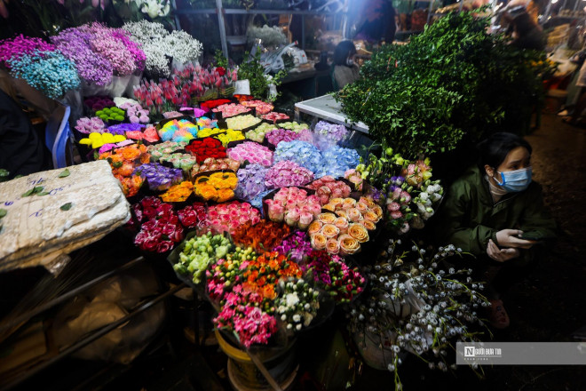 Dịp lễ năm nay, chợ hoa có đa dạng loại hoa, màu sắc để người dân lựa chọn. Mặc dù ở chợ đầu mối, song hoa năm nay theo các tiểu thương cho biết giá cao hơn so với mọi năm.