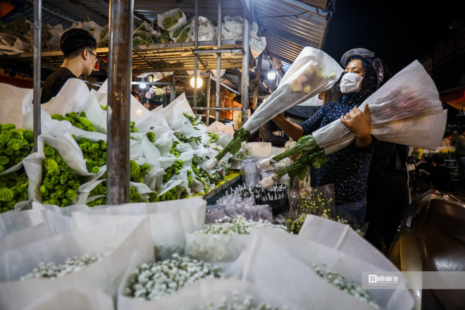 Các tiểu thương cho biết, năm nào vào dịp sát ngày 20/10, chợ cũng đông đúc hơn.