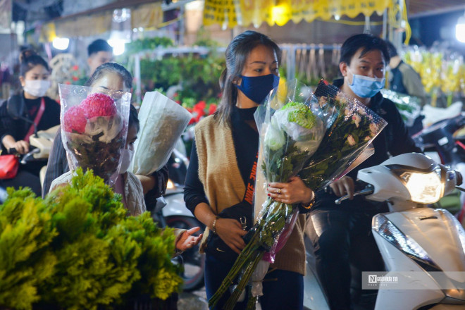 Chợ Hoa Quảng An là một trong những chợ đầu mối hoa tươi lớn nhất miền Bắc, chợ hoạt động sôi nổi nhất từ 2-4h sáng.