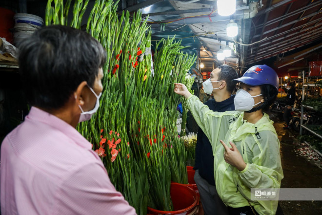 &nbsp;Dự báo của một số tiểu thương, từ nay cho đến 20/10, nhu cầu mua hoa tươi của người dân vẫn sẽ tăng mạnh, giá hoa còn tiếp tục tăng.