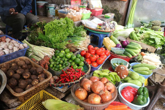 Mưa lớn kéo dài những ngày qua khiến rau xanh ở các vùng trồng bị hư hỏng, thu hoạch khó khăn nên giá mặt hàng này tại nhiều chợ dân sinh ở Hà Nội tăng đột biến.