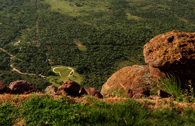 The High One - 19 Hole, Legend Golf Course, Pretoria, Nam Phi: Sân golf khó tin nhưng có thật này có lẽ chỉ dành cho các đại gia. Bạn cần phải đi trực thăng để đến điểm phát bóng của lỗ thứ 19 tại sân Legend ở Pretoria với mức chi phí lên tới 700 bảng (khoảng 22 triệu đồng) cho 4 người chơi.
