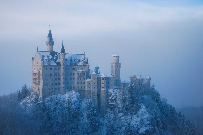 10. Schloss Neuschwwanstein, Đức

Liệu bạn có còn nhớ lâu đài của Người đẹp ngủ trong rừng ở Disneyland? Đó chính là tòa lâu đài đã truyền cảm hứng cho nơi này. Nằm trên ngọn đồi phía ngôi làng Hohenschwangau ở tây nam Bavaria, Schloss Newschwanstein thậm chí còn đẹp hơn vào mùa đông khi những khu rừng xung quanh phủ đầy tuyết trắng.
