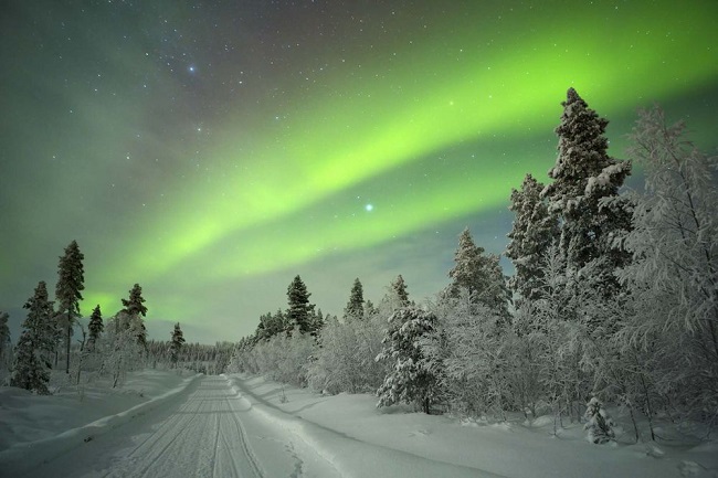 15.&nbsp;Lapland, Phần Lan

Trong những tháng mùa hè, đây là vùng đất của mặt trời khi suốt 24 giờ mặt trời đều chiếu rọi. Nhưng trong mùa đông, thành phố gần như chìm hoàn toàn vào bóng tối. Đây là một khoảng thời gian khá nghiệt ngã với du khách lần đầu điến thăm. Thế nhưng, mùa đông ở Lapland chính là thời điểm vàng để chiêm ngưỡng cực quang tuyệt đẹp. Tháng Giêng, tháng hai và tháng ba chính là thời điểm tốt nhất để bạn ngắm nhìn hiện tượng thiên nhiên này.
