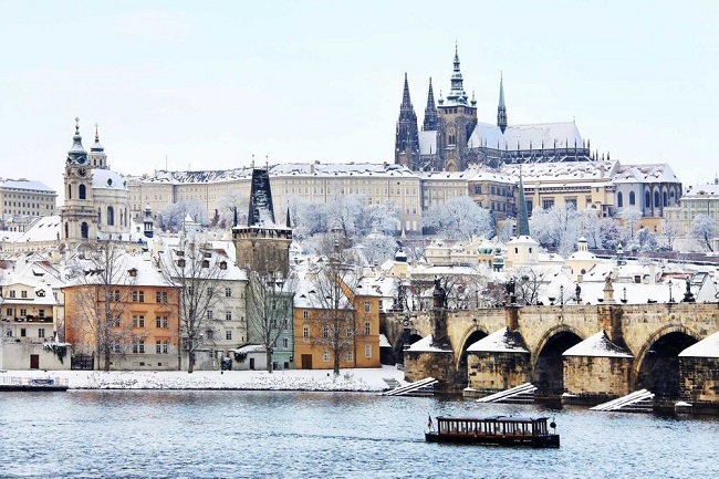 16.&nbsp;Praha, Cộng hòa Séc

Châu Âu rất đẹp vào mùa đông và đẹp nhất thì không thể không kể đến Praha. Tại đây, bạn có thể dạo chơi quanh những túp lều bằng gỗ như trong cổ tích, chọn những món đồ trang trí Giáng sinh. Đừng quên thử món klobása (xúc xích nướng) với một ít svařené víno (rượu ngâm) để có thể có những trải nghiệm trọn vẹn nhất.
