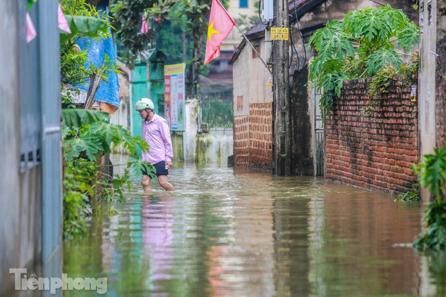 Thời tiết dự báo còn mưa trong những ngày tới, người dân lo ngại nước sẽ lại dâng cao.