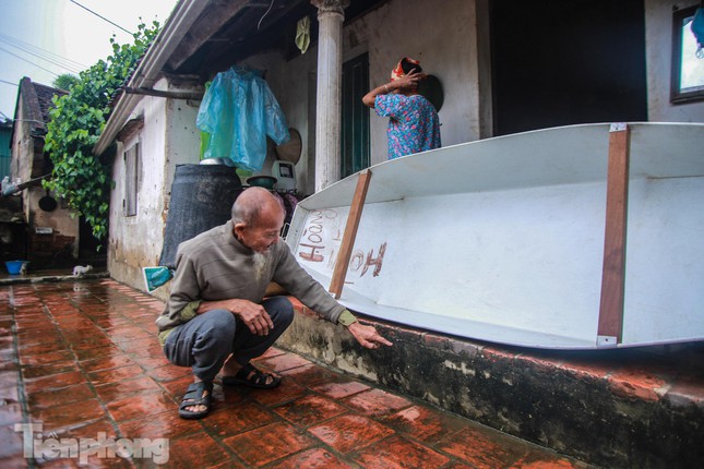 Ông Liễu (thôn Đồng Dâu, xã Tốt Động, huyện Chương Mỹ) cho biết: "Mấy hôm trước mưa liên tục, nước dâng cao tràn cả vào nhà, nay đã rút được một ít, tuy nhiên so với trận ngập 2018 vẫn chưa là gì".