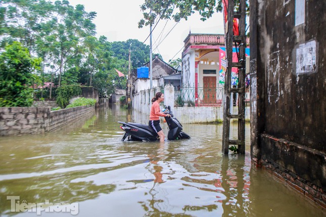 Một xe máy "chết đuối" khi lao vào trong biển nước tại đây.