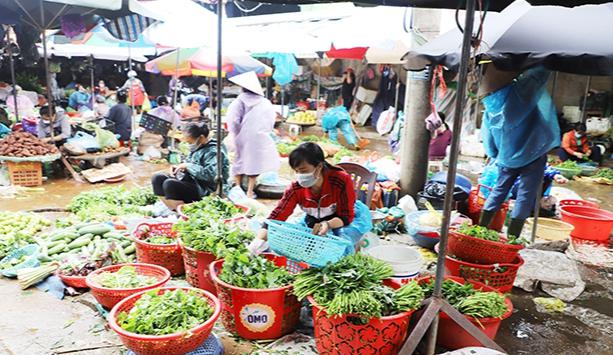 Một số loại rau ở chợ TP Hà Tĩnh có giá tăng cao so với ngày thường.. Ảnh: Báo Hà Tĩnh