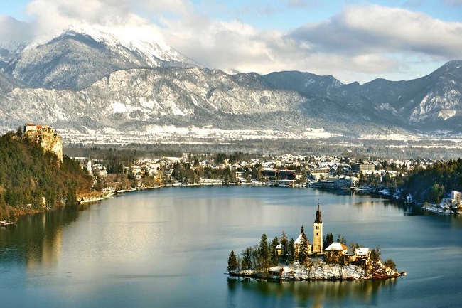 18.&nbsp;Hồ Bled, Slovenia

Nơi đây thật sự đẹp như tranh vẽ và bạn có thể đi bộ xung quanh hồ trong khoảng 1 giờ. Đừng quên chụp ảnh nhà thờ của đảo Bled và những ngọn núi phủ tuyết kì vĩ phía sau.
