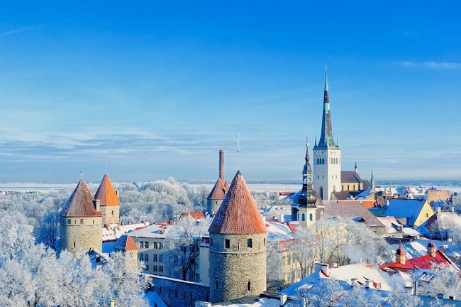 2.&nbsp;Tallinn, Estonia

Thị trấn thời trung cổ của Tallinn đẹp mê hồn trong mọi khoảnh khắc của năm, nhưng đến những tháng mùa đông dài, nơi đây bỗng dưng biến thành một không gian hoàn toàn mới. Đi dạo quanh Toopea kiên cố và cuối cùng bạn sẽ đến được Raekoja Plats. Khi đó, bạn có thể ghé vào căn phòng nhỏ bên cạnh Tòa thị chính để thưởng thức một ly glögi hoặc một ít súp tự nấu.
