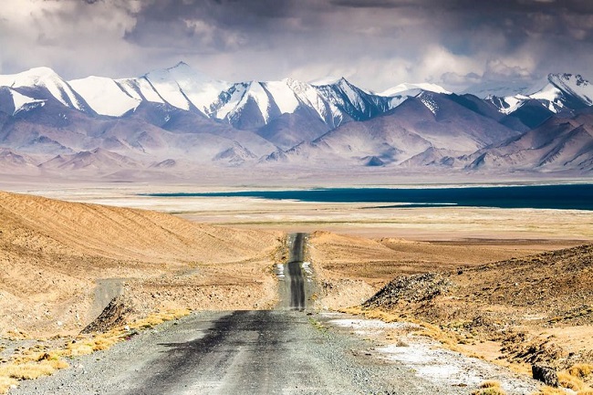 20.&nbsp;Dãy núi Pamir, Tajikistan

Dãy núi Pamir là địa điểm hoành tráng nhất của Tajikistan vào mùa đông. Những tháng ngày lạnh giá, phần gồ ghề này của thế giới khơi gợi hứng thú và tò mò của những nhà thám hiểm gan dạ. Họ sẽ tổ chức những hoạt động leo núi và khám phá tại đây.
