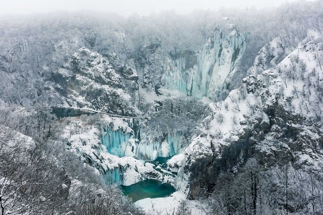 3. Vườn quốc gia Plitvice, Croatia

Hãy tưởng tượng một loạt 16 hồ nước màu ngọc lam xếp thành tầng bị đóng băng vào mùa đông. Quả thực đây là một cảnh tượng thật hùng vĩ, tráng lệ và nó thực sự tồn tại ở Vườn quốc gia Plitvice của Croatia.
