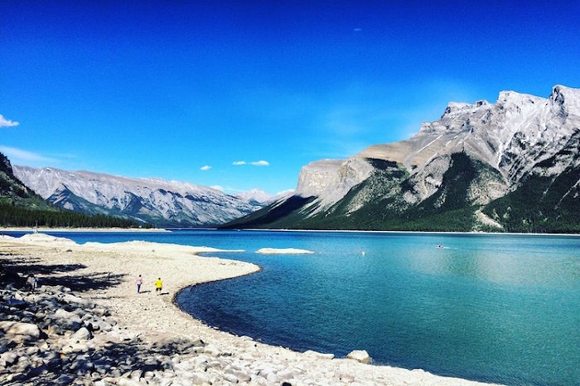 5. Vườn quốc gia Banff, Canada

Điểm thu hút của Vườn quốc gia Banff chắc chắn là hồ Moraine. Nằm cách hồ Louise khoảng 15 km, làn nước trong như pha lê của Moraine sẽ phản chiếu thung lũng Ten Peaks phủ đầy tuyết trắng. Vẻ đẹp ngoạn mục này đã được người Canada in lên tờ tiền 20 đô la của họ trong những năm 1970.

