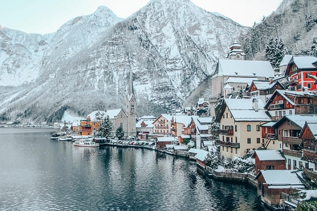 6.&nbsp;Hallstatt, Áo

Hallstatt là một ngôi làng nhỏ ven hồ và được UNESCO công nhận là Di sản Thế giới ở Áo. Nó càng lộng lẫy hơn khi núi Salzburg gần đó được bao phủ bởi tuyết. Nơi đây được nhiều du khách đánh giá là một trong những ngôi làng đẹp nhất thế giới.
