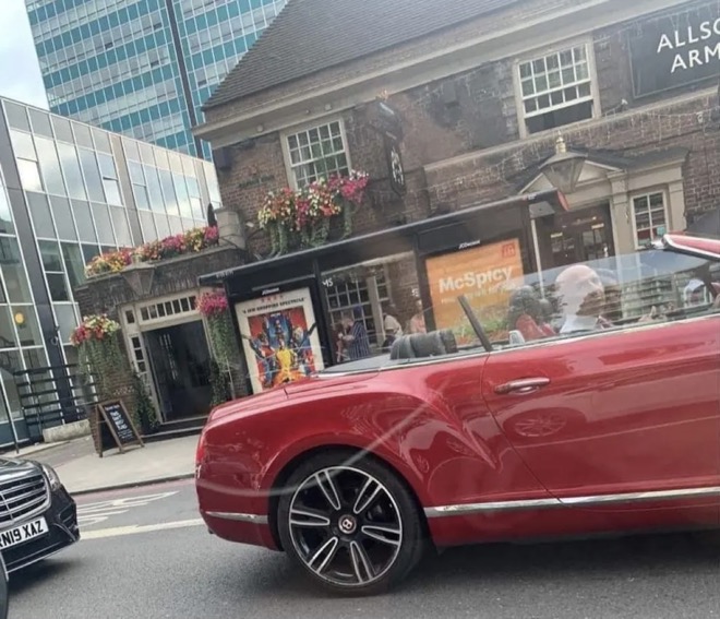 Hai quan chức cấp cao Afghanistan trong chính quyền cũ lái xe siêu sang Bentley dạo phố ở London.