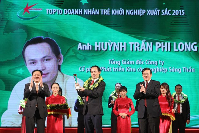 Huỳnh Trần Phi Long (đứng giữa) thừa nhận được ảnh hưởng từ cha, nên anh có niềm đam mê kinh doanh từ nhỏ