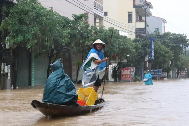 Nhiều nơi ở miền Trung đang ngập lụt nặng do mưa lớn nhiều ngày. Ảnh NLĐ.