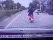 Tin tức trong ngày - Clip: Lái xe vespa “làm trò” trước mũi ô tô