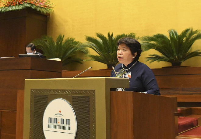 Bà Nguyễn Thúy Anh, Chủ nhiệm Uỷ ban Xã hội, trình bày báo cáo thẩm tra - Ảnh: Quochoi.vn