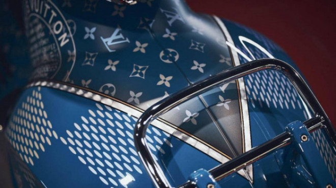 Bộ áo đi kèm logo cùng các họa tiết đặc trưng của Louis Vuitton