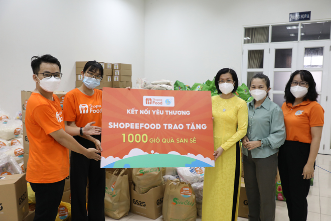 ShopeeFood và Hội Liên hiệp Phụ nữ TP.HCM trao 1.000 giỏ quà đến phụ nữ và trẻ em gặp khó khăn nhân ngày 20.10 - 1