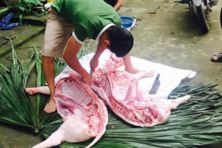 Thịt lợn chợ quê giảm giá một nửa, chị em đặt cả con gửi lên phố chia nhau