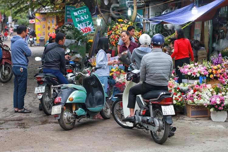 Theo một chủ cửa hàng hoa ở Tô Hiệu (Cầu Giấy, Hà Nội), quán bắt đầu đông khách hơn 1&nbsp;ngày trước ngày 20/10.&nbsp;