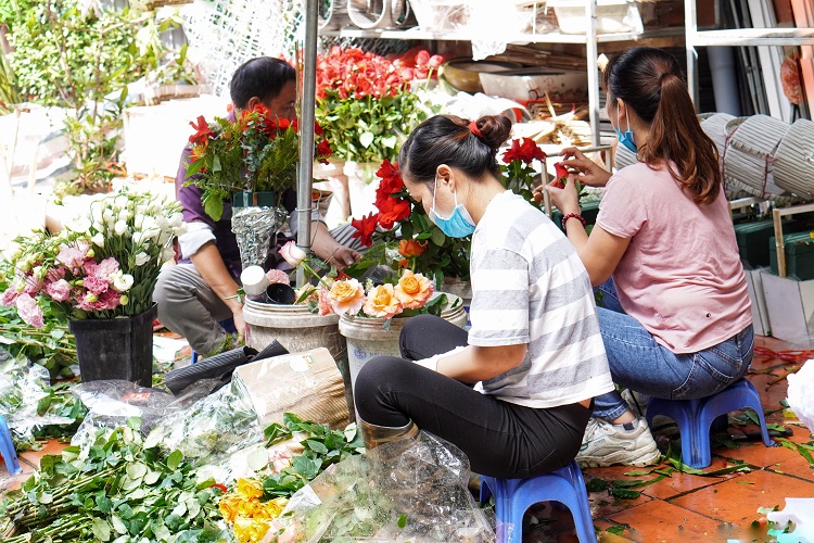 Tuy nhiên trước đó, do ảnh hưởng của dịch Covid-19 nhiều cửa hàng hoa ở Hà Nội&nbsp;lo lắng dịp 20/10 năm nay sẽ vắng khách.