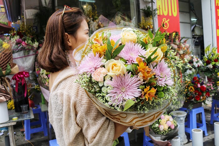 Thị trường hoa tươi không có nhiều thay đổi về giá thành, tuy nhiên lại có thay đổi nhỏ về nhu cầu của khách hàng. 20/10 năm nay, những đơn hàng “khủng” giảm khoảng 30% so với năm trước. Thay vào đó, những bó hoa giá tầm trung từ 300.000 – 500.000 đồng lại được ưa chuộng.