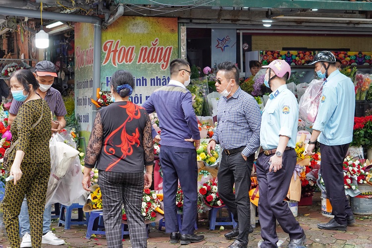 Phần lớn khách mua hàng ngày này là đàn ông, con trai. Nam giới đi mua cũng rất tỉ mỉ, cẩn thận chọn từng bông trước khi mang đi gói.