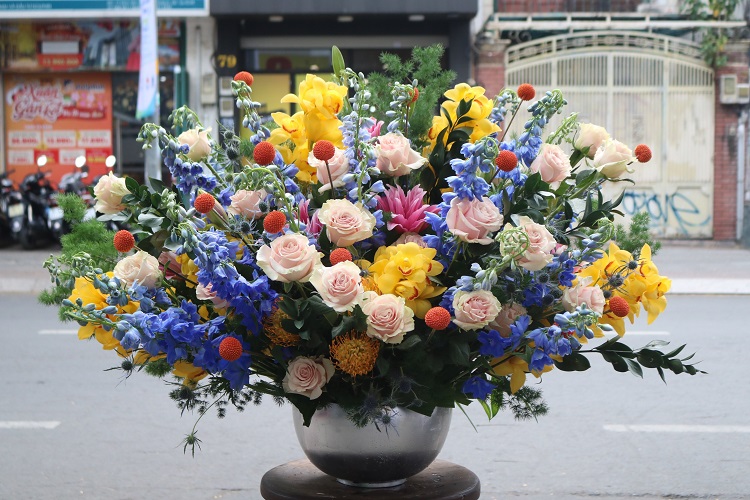 Bình này gồm hoa hồng nhập phối với hoa phi yến Delphinium, địa lan, giá 15 triệu. (Ảnh: Flower Box)