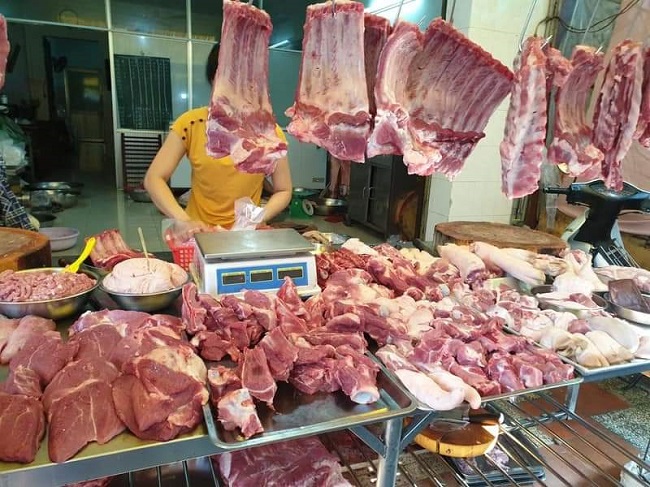 Giá lợn hơi giảm mạnh nhưng giá thịt lợn tại các chợ dân sinh ở nội thành Hà Nội vẫn neo ở mức cao