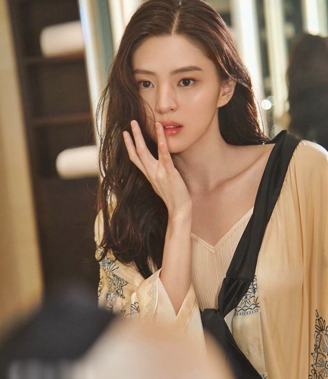 Là nữ diễn viên đang lên của màn ảnh Hàn, Han So Hee dạo gần đây liên tục có cảnh nóng trong phim. Chính vì thế, danh xưng 'nữ hoàng cảnh nóng thế hệ mới' cũng dần gắn liền với người đẹp này.
