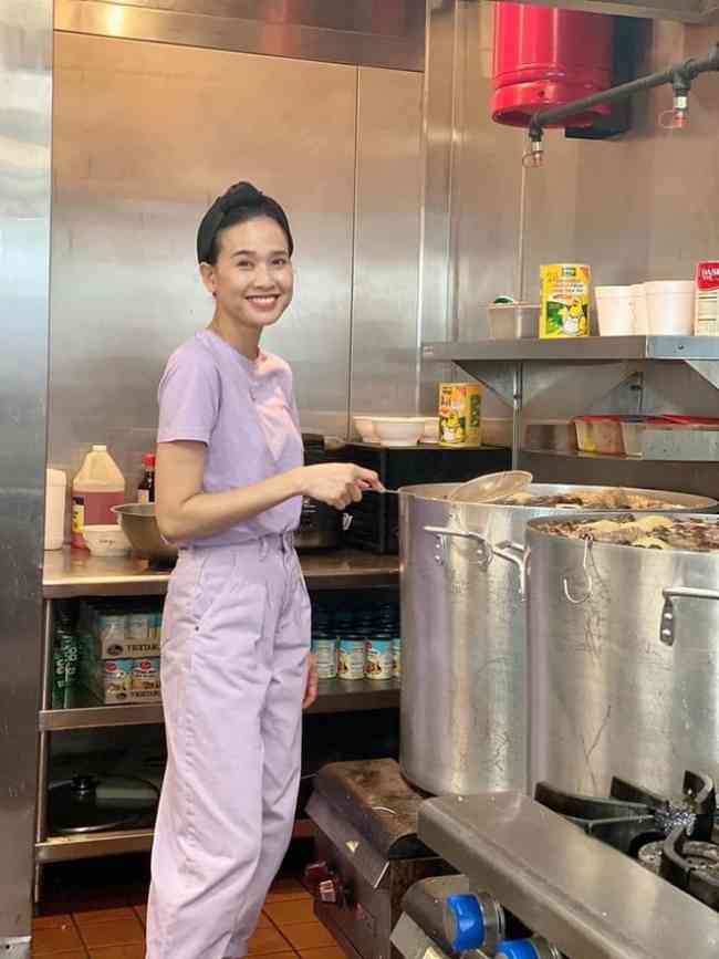 Hoa hậu&nbsp;Dương Mỹ Linh dành hơn 10 tiếng mỗi ngày để chế biến món phở bò hương&nbsp;vị Bắc&nbsp;phục vụ khách hàng gồm&nbsp;cả người quen lẫn người lạ.




