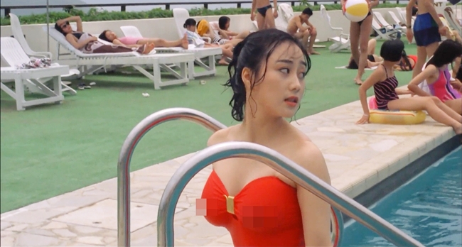 Hình ảnh Lợi Trí mặc áo tắm màu đỏ, bước lên từ hồ bơi tới giờ vẫn in sâu trong tâm trí khán giả.
