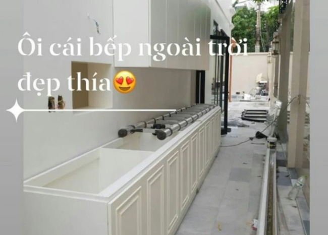 Khu vực bếp ngoài trời cũng đang được hoàn thiện, cho thấy độ bề thế của căn biệt thự sẵn sàng cho những bữa tiệc.
