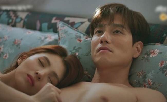 Vào vai 'tiểu tam' Yeo Da Kyung trong 'Thế giới hôn nhân', Han So Hee có vô số cảnh 18+ với người tình.
