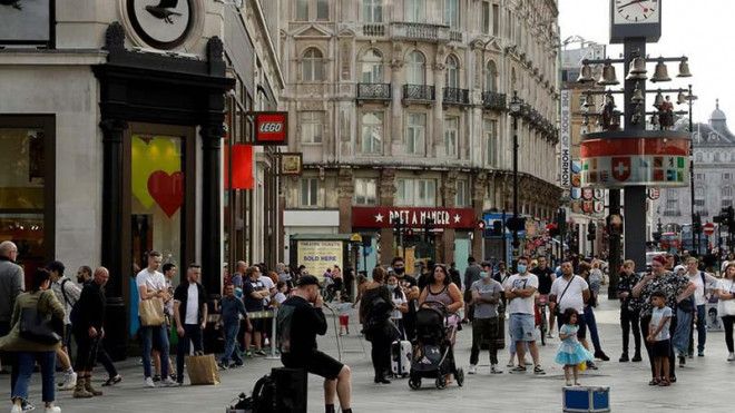 Người dân Anh tập trung tại quảng trường Leicester tại trung tâm thủ đô London hồi tháng 8. Ảnh: AP