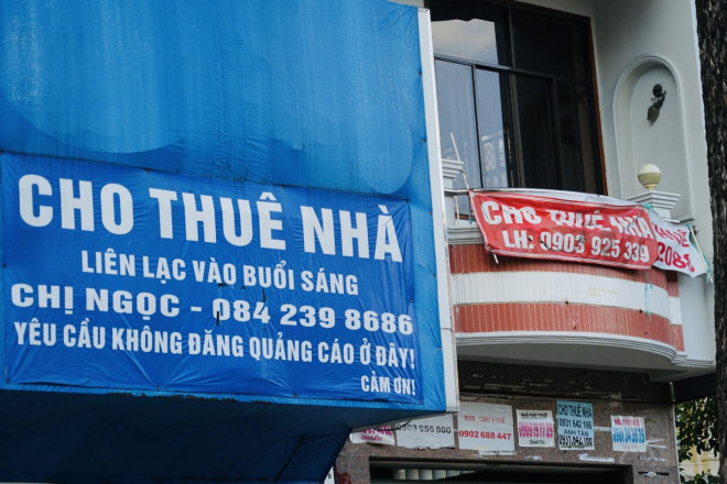 Tuy nhiên, thời gian gần đây, nhiều cửa hàng ở Bùi Thị Xuân đã đóng cửa và xuất hiện bảng hiệu cho thuê dày đặc.