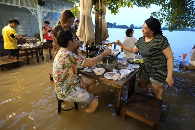 Tuy ướt quần nhưng vẫn cứ là OK (Ảnh: AP Photo)