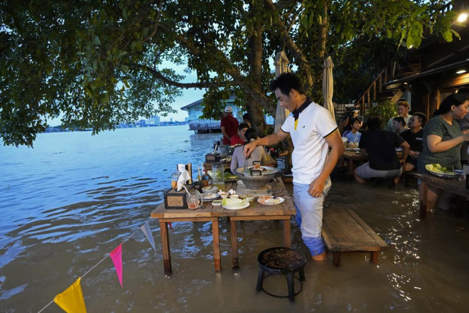 Xung quanh thực khách toàn là nước (Ảnh: AP Photo)