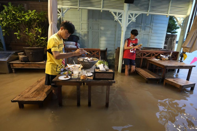 Nước đã ngập hết các chân ghế (Ảnh: AP Photo)