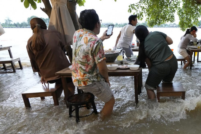 Thực khách rất thích thú mỗi khi có tàu chạy qua (Ảnh: AP Photo)