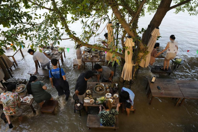 Nhà hàng đắt khách đến nỗi muốn dùng bữa phải đặt bàn trước (Ảnh: AP Photo)