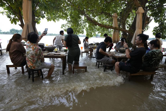 Mỗi khi "sóng" tới phải tranh thủ quay chụp đã rồi ăn sau (Ảnh: AP Photo)