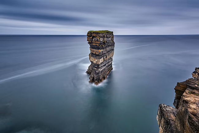 Dun Briste, Ireland: Với chiều chiều cao 50m, tảng đá cô đơn này đã được hình thành từ nhiều năm trước đứng mong manh giữa biển khơi.&nbsp;
