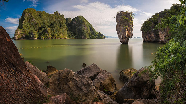 Ko Tapu, Thái Lan Ko: Tháp đá vôi cao 20m và nặng hàng tấn này, nhìn tưởng chừng chỉ một cơn sóng biển lướt qua là đổ ập xuống. Nhưng thực tế nó đã đứng vững chãi ở đây qua hàng trăm năm.&nbsp;
