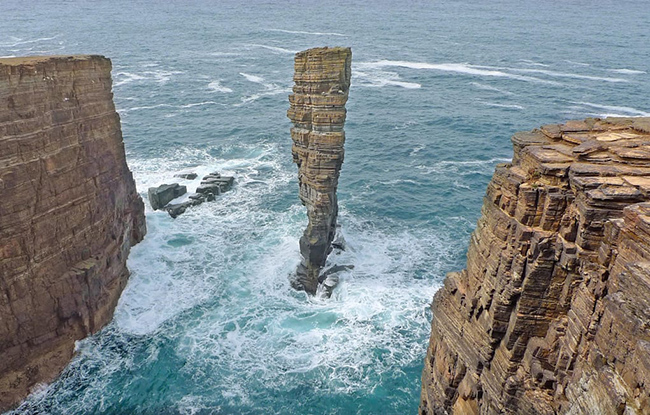 Lâu đài North Gaulton, Scotland: Tảng đá Gaulton bất chấp trọng lực nằm bấp bênh ngoài khơi quần đảo Orkney, Scotland là một kỳ quan đầy ngoạn mục khác của thiên nhiên kỳ vĩ.&nbsp;
