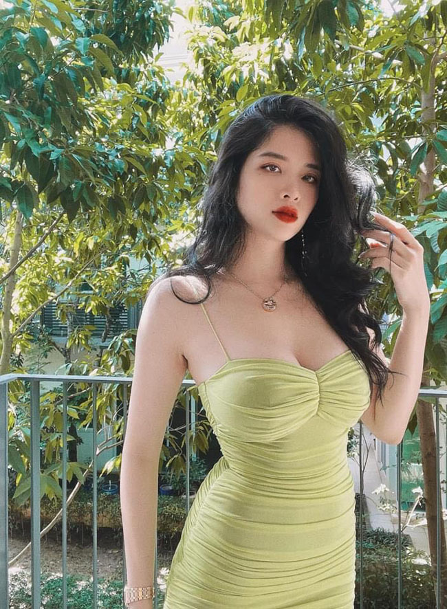 Hoa hậu Đông Nam Á Phan Hoàng Thu cũng vô cùng sexy với chiếc váy nhún màu cốm.
